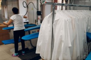 La importancia de la desinfección textil en entornos laborales de alto riesgo.