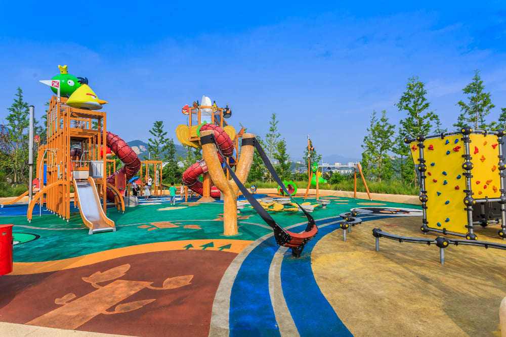 Cada vez más parques infantiles incluyen losetas de caucho